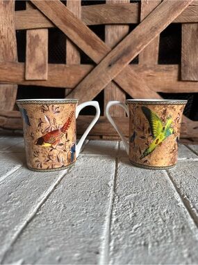 2 QUEENS DEHRA DUN HIDDEN WORLD CUPS MUGS INDIAN SUMMERS BIRD DESIGN BRITISH RAJ
